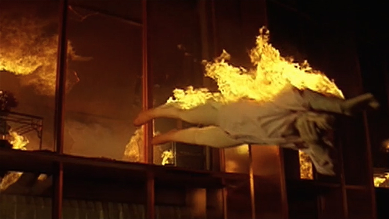 Towering Inferno - Herausfallende Frau