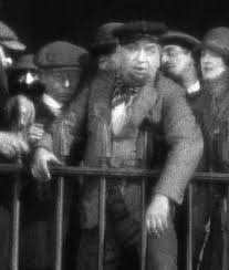 Der Mieter - Cameo 2 Hitchcock als Mobführer