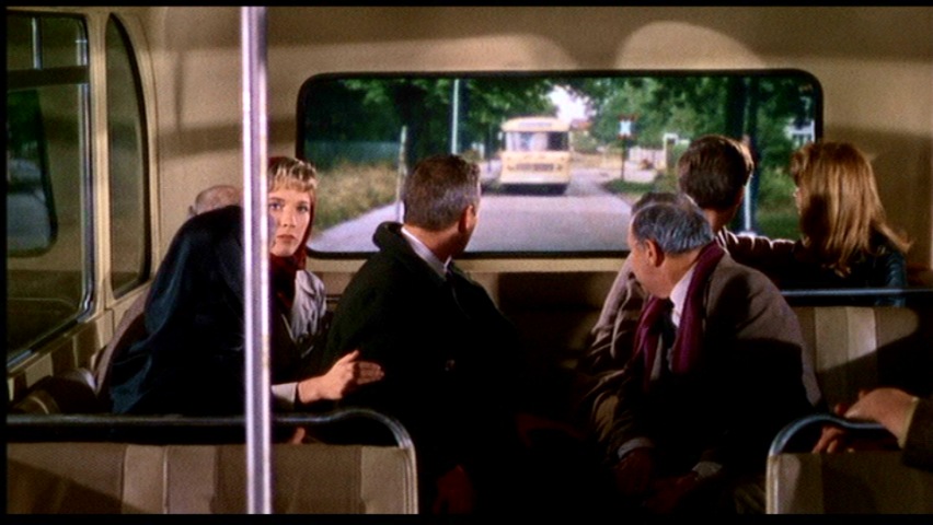 Der Zerrissene Vorhang - Der richtige Bus kommt näher.jpg