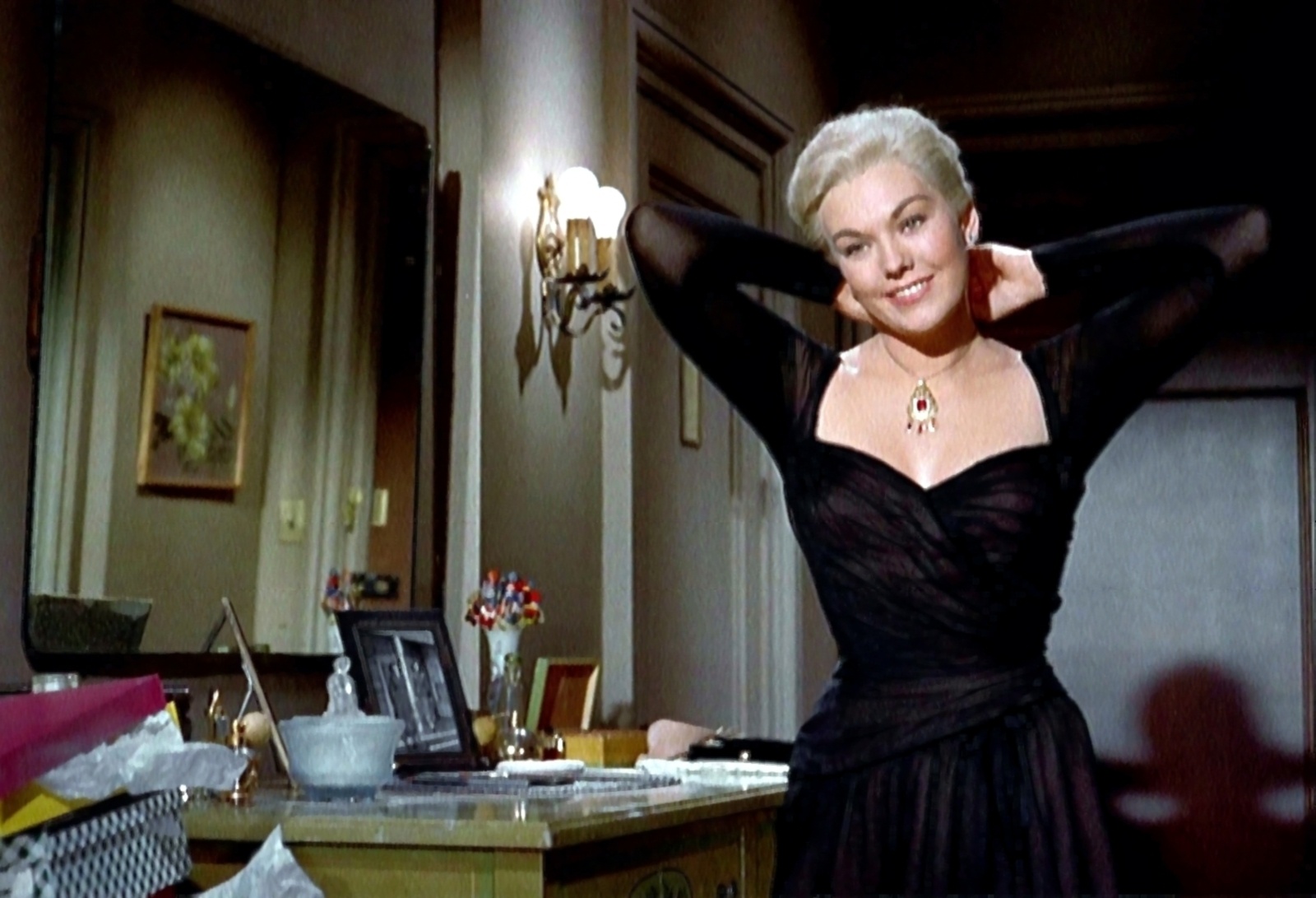 Vertigo - Judy trägt die Kette.jpg